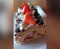 Bild: Lisa Lindner
So schmeckt der Frühsommer: Biskuitrolle mit Erdbeeren.