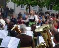Bild: Houschka
Erst standen Melodien von Ernst Mosch im Vordergrund, dann wurde ein Werk Beethovens rockig vertont: Lena Breitschaft dirigierte die Fensterbacher Jugendblaskapelle bei der Serenade am Wolfringer Dorfplatz.
