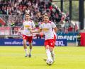 Bild: Sascha Janne
Felix Strauss (rechts) und Adrian Fein suchen nach dem Spiel gegen Energie Cottbus nach Erklärungen für die eher mäßige Saison des SSV Jahn.