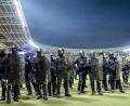 Bild: Sebastien Salom-Gomis/AFP/dpa
Polizisten sichern das Spielfeld im Stadion des FC Nantes ab.