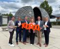 Bild: Thomas Retzer
Ein Kunde der VR Bank Amberg-Sulzbach eG hat zum zweiten Mal in diesem Jahr 100.000 Euro beim Gewinnsparen gewonnen. Das Bild zeigt von links Markus Eichenseer (Vorstand Gewinnsparverein Bayern e.V.), die Vorstände der VR Bank Amberg-Sulzbach eG, Andreas Reindl und Martin Sachsenhauser, Marina Brunnhuber (Gewinnsparverein Bayern e.V.), den Innenleiter der VR Bank Amberg-Sulzbach eG Florian Rauch und den Bereichsleiter Firmenkunden Benjamin Schaller.