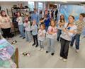 Bild: luk
Es geht etwas beengt zu, wenn Sofia Zubovska (links) in der "Bunten Kiste" mit den ukrainischen Kindern des Chores "Free Fox" die Lieder probt.