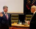 Bild: blf
Weidens Oberbürgermeister Benjamin Zeitler (links) legt seinen Amtseid ab.