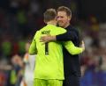 Bild: Christian Charisius/dpa
Bundestrainer Nagelsmann umarmt Torwart Neuer. (Archivbild)