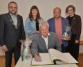 Bild: dob
Bei einer kleinen Feierstunde im Gemeindezentrum verabschiedete Bürgermeister Markus Bauriedl (links) gemeinsam mit Zweiter Bürgermeisterin Nicole Hoch (rechts) die ausgeschiedenen Markträte. Georg Kleber (sitzend), Julia Selch und Ludwig Janisch (von links) durften sich ins Goldene Buch der Gemeinde eintragen.