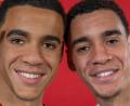 Bild: Peter Kneffel/dpa
Welcher ist der echte? Jamal Musiala (rechts) und seine Wachsfigur von Madame Tussauds.