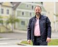 Bild: upl
Robert Jung ist seit Mai 2026 der neue Bürgermeister der Marktgemeinde Hohenburg. Im Hintergrund das ehemalige Wirtshaus, in dem das Naturparkzentrum Hirschwald eingerichtet werden soll.