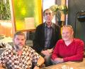 Bild: Ali Daniel Zant
Das Soziale Netzwerk Weiden übernimmt die Integrationsarbeit. Im Bild von links die Vorstandsmitglieder Michael Hörmann, Integrationsbeirat Abdullah Ugur und Ali Daniel Zant.