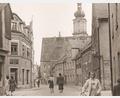 Bild: Stadtarchiv Weiden
In Weiden leben im Nachkriegsjahr 1946 (das Foto zeigt die Schulgasse) knapp 37.000 Einwohner. Bei den ersten freien Kommunalwahlen am 26. Mai 1946 wird Dr. Franz Josef Pfleger von der CSU zum Oberbürgermeister gewählt.