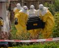 Bild: Moses Sawasawa/AP/dpa
Ebola-Ausbruch im Kongo: Rotes Kreuz bringt den Sarg aus dem Gesundheitszentrum hinaus