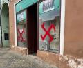 Bild: Mesto Cheb/ Stadt Eger
Nazi-Schmierereien an einem Büro der Egerländer Gemeinde in Cheb.