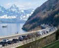 Bild: Urs Flueeler/KEYSTONE/dpa
Am Gotthardtunnel ist zu Stoßzeiten stundenlange Geduld nötig. (Archivbild)