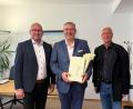 Bild: Ulrike Fuhrmann
Anfang Mai begrüßte Bürgermeister Richard Kammerer (links) den neuen geschäftsführenden Beamten Johann Peter Wisent (Mitte). Er wird den bisherigen Beamten Stefan Diedl (rechts) ersetzen, der im Sommer in den Ruhestand geht.