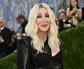 Bild: Evan Agostini/Invision/AP/dpa
„Es gibt 20 Jahre alte Mädels, die nicht das können, was ich kann“, sagt Cher über sich. Kürzlich nahm sie an der Met Gala 2026 teil. (Archivbild)