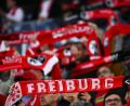 Bild: Tom Weller/dpa
Kalt erwischt: die organisierte Fanszene des SC Freiburg. (Archivbild)