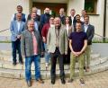 Bild: Gerhard Krones
In der konstituierenden Sitzung wurden die zwei stellvertretenden Bürgermeister in geheimer Wahl gewählt: (vorne, von links): 3. Bürgermeister Reinhard Seidl (FW), Bürgermeister Uwe König (FW), 2. Bürgermeister Moritz Lobenhofer (SPD). Die gewählten Marktgemeinderäte gruppierten sich dazu.