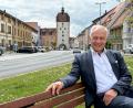 Bild: Petra Hartl
Thorsten Grädler (Einheitsblock Freie Wählerschaft) ist neu im Amt als Bürgermeister von Vilseck. In seiner Amtszeit wird der Marktplatz der Stadt (im Hintergrund) komplett umgestaltet.