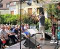 Archivbild: Susanne Schwab
Musik und Kultur im Innenhof der Stadtbibliothek: Das verspricht das Sommerfestival auch 2026. Das Bild zeigt einen Auftritt aus dem Jahr 2024.
