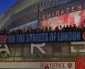 Bild: Alberto Pezzali/AP/dpa
Arsenal-Fans zeigen nach dem Titelgewinn ein Banner am Stadion: „Party auf Londons Straßen“