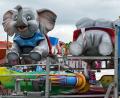 Bild: Stephan Huber
Dumbo, der Elefant, ist schon eingeflogen.Bald heben so manche Dultbesucher ab, wenn sie in die Fahrgeschäfte steigen.