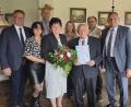 Bild: Adolf Hammer
Anni und Josef Klier freuen sich über die Glückwünsche zur Diamantenen Hochzeit durch den neuen Bürgermeister Adolf Hammer (links) und dessen Vorgänger Norbert Eckl (rechts). Mit auf dem Bild die Kinder Roland und Karola mit Partner.