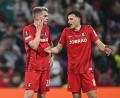Bild: Robert Michael/dpa
Nichts zu machen für die Freiburger um Matthias Ginter (l) und Maximilian Eggestein.