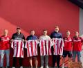 Bild: Steffi Mayer 
Die DJK-Abteilungsleiter Christian Adler (rechts) und Simon Heitzer (links) sowie Trainer Sebastian Bauer (Zweiter von rechts) begrüßen die Neuzugänge (ab Dritter von rechts) Daniel Wein, Elias Müller, Dmytro Moroz und Bastian Graßmann.