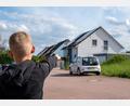 Bild: Marina Gube
Artjom Bender (6) zeigt auf das Haus der Familie Zahn in der Württemberger Straße in Weiden. Auf dessen nun provisorisch abgedecktem Dach entdeckte der Junge am 25. April einen Brand.