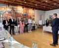 Bild: mma
Die neuen Gemeinderäte Michael Iberer, Johannes Dietrich, Anja Segerer, Nicole Trummer, Andreas Eckl, Michael Kreft und Julia Jung (von links) werden von Bürgermeister Dominik Sachsenhauser vereidigt.