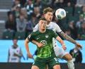 Bild: Swen Pförtner/dpa
Calvin Brackelmann vom SC Paderborn und der Wolfsburger Dzenan Pejcinovic (vorne) im Zweikampf.