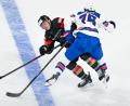 Bild: Uwe Anspach/dpa
Daniel Fischbuch (l) erlitt im Spiel gegen die USA einen Handbruch.