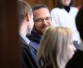 Bild: Bernd von Jutrczenka/dpa
Der Autor und Aktivist Arne Semsrott wirft der Magdeburger Stadtverwaltung vor, seine Lesung in der Stadtbibliothek aus Angst vor Kritik der AfD verhindert zu haben. (Archivbild)