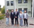 Bild: wkr
Die vier neu gewählten Gemeinderäte nach ihrer Vereidigung (von links) Bernhard Stahl (CSU), Wolfgang Voit (CSU), Bürgermeister Sebastian Voit, Ulrike Braun (CSU) und Alexander Roderer (Freie Wähler). Mit Ulrike Braun und Manuela Hornung (Freie Wähler) sitzen künftig zwei Frauen im Fichtelberger Gemeinderat.