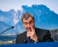 Bild: Peter Kneffel/dpa
Enteignungen sind für CSU-Chef Markus Söder ein Tabu – er will per Bundesrat ein Verbot durchsetzen. (Archivbild)