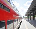 Symbolbild: Christian Charisius/dpa
Im Sofortprogramm „Mehr Sicherheit & Sauberkeit an Bahnhöfen“ der Deutschen Bahn werden der Bayreuther Hauptbahnhof und der Bahnhof Kirchenlaibach einer intensiven Reinigung unterzogen.