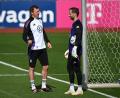 Bild: Federico Gambarini/dpa
Hoffenheims Nationaltorwart Oliver Baumann muss die WM-Nominierung seines Konkurrenten Manuel Neuer schlucken. (Archivbild)