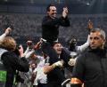 Bild: Mustafa Alkac/dpa
Aston Villas Torwart Emiliano Martínez trägt nach dem Finalsieg gegen den SC Freiburg seinen Trainer Unai Emery auf den Schultern.