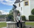 Bild: san
Daniel Sandner, Schmidmühlens neuer Bürgermeister, vor dem Brunnen am Rathaus, den ein Moriskentänzer ziert. Die Figur erinnert an einen großen Sohn Schmidmühlens: Erasmus-Grasser, der die Moriskentänzer einst für den Festsaal im alten Münchner Rathaus erschaffen hatte.