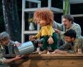 Bild: Florian Miedl
Da klebt doch ein Kobold am Leimtopf. Meister Eder (Paul Kaiser) hat den Grund für den andauernden Spuk in der Werkstatt gefunden. Dass der Kobold von drei Puppenspielern (André Naujoks und Christian Sengewald, von rechts, und Armando Rossi, verdeckt) bewegt wird, macht einen besonderen Reiz aus.
