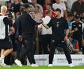 Bild: Tom Weller/dpa
Shake Hands der Trainer Vincent Kompany (l) und Sebastian Hoeneß nach dem Supercup-Duell zu Saisonbeginn. (Archivbild)