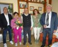 Bild: apr
Stefan Göcking (links) sowie Thomas Meyer (von rechts) und Tochter Claudia gratulieren Helga und Horst Dörfler zur Diamantenen Hochzeit.