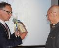 Bild: Konrad Rosner
Bürgermeister Bernd Sommer (links) verlieh an Karlheinz Hoyer (rechts) eine eigens geschaffene Trophäe, den "Grammy" der Stadt Waldsassen.