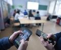 Bild: Marcus Brandt/dpa
Der Aktionsrat Bildung fordert Altersgrenzen für Social-Media-Plattformen - und private Handynutzung in den Schulen erst ab der Zehnten. (Symbolbild)