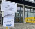 Bild: Carsten Hoefer/epa Scanpix Sweden/dpa
Hinweisschilder zur mündlichen Verhandlung im Münchner Wirecard-Musterverfahren im vergangenen Herbst. Nun will das Gericht eine erste Entscheidung verkünden.