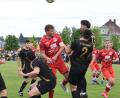 Bild: gb
Eine brenzlige Situation im Strafraum des FC Tirschenreuth (dunkle Trikots), die letztlich aber folgenlos blieb.