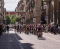 Bild: Marco Alpozzi/LaPresse/AP/dpa
Die Radprofis auf der zwölften Etappe des 109. Giro.