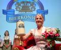 Bild: Felix Hörhager/dpa
Die erste Amtshandlung der neuen Bayerischen Bierkönigin: Die Thronbesteigung.