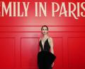 Bild: Aurelien Morissard/AP/dpa
Was Emily (Lily Collins) in der letzten Staffel wohl erleben wird? (Archivbild)