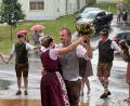 Bild: Heidi Ries
Ausgerechnet zum Kirwa-Walzer öffnete der Himmel im vergangenen Jahr seine Schleusen. Bei strömendem Regen wurden Simon Blind und Vanessa Ries zum neuen Ober-Kirwapaar gekürt.