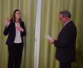 Bild: bnr
Als ältestes Mitglied im Gemeinderat vereidigte Wolfgang Blödt die neue Erste Bürgermeisterin Katharina Haas.
